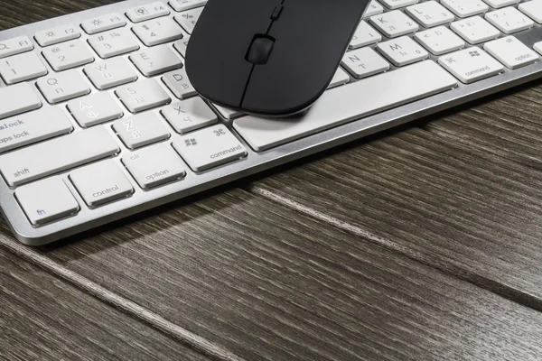Notizblock, Tastatur, Maus und Handy auf Holztisch — Stockfoto