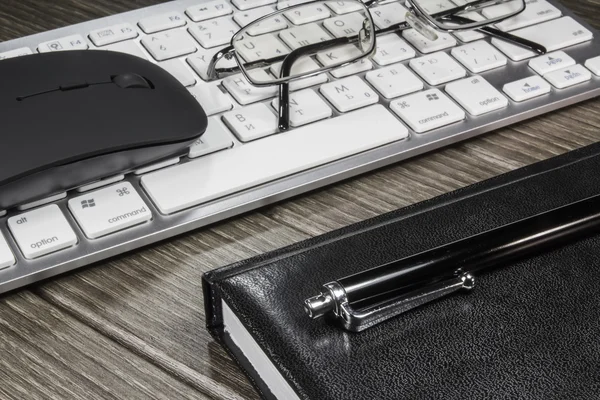 Bloc-notes, clavier, souris et téléphone portable sur table en bois — Photo