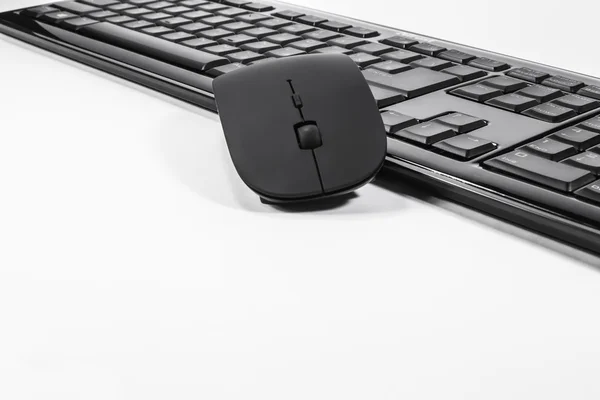 Clavier et souris sur fond blanc — Photo