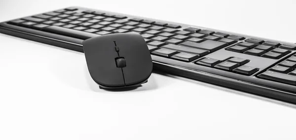 Клавиатура и мышь на белом фоне — стоковое фото