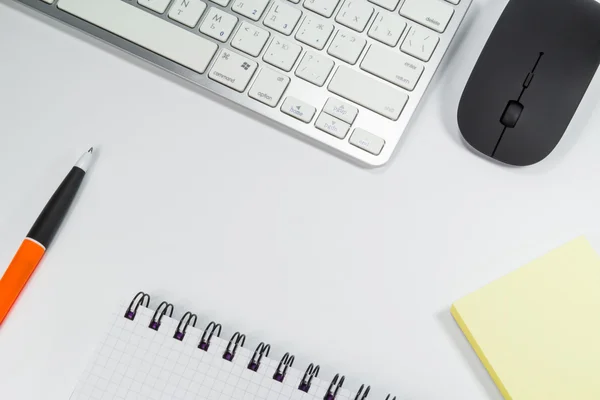 Notebook em branco com caneta e teclado no escritório — Fotografia de Stock