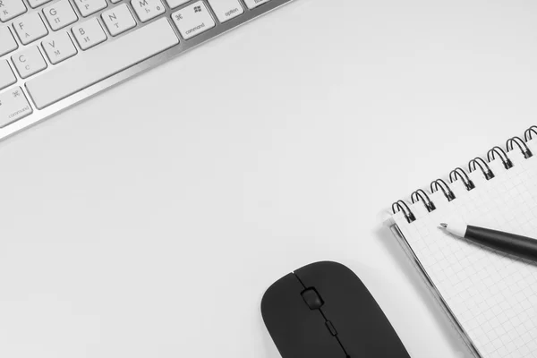 Taccuino bianco con penna e tastiera in ufficio — Foto Stock