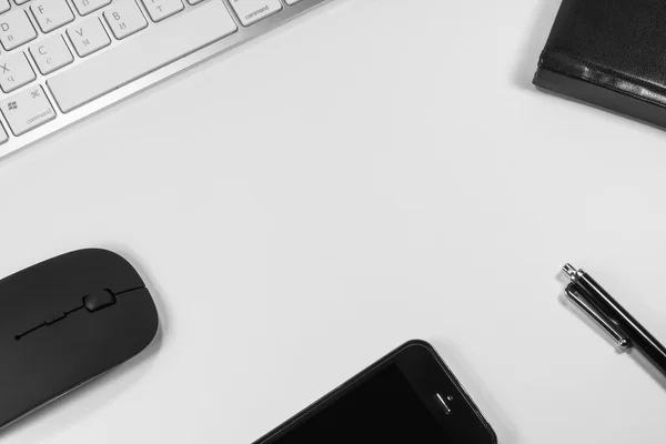 Libreta en blanco con pluma y teclado en la oficina —  Fotos de Stock