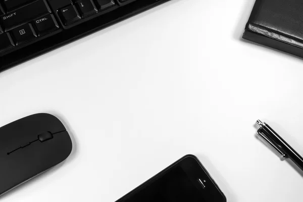 Notizbuch mit Stift, Telefon und Computer auf weißem Hintergrund — Stockfoto