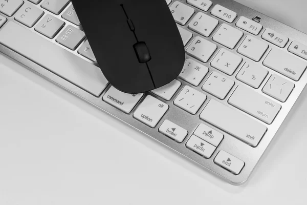 Клавиатура и мышь на белом фоне — стоковое фото