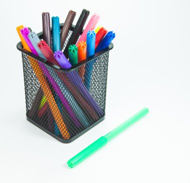 bir bardak beyaz bir arka plan üzerinde işaretleri