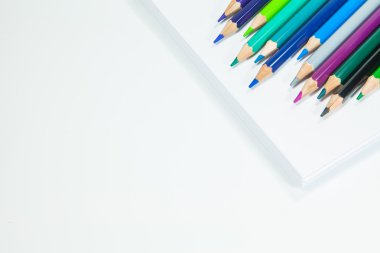 Beyaz arkaplanda renkli kalemler