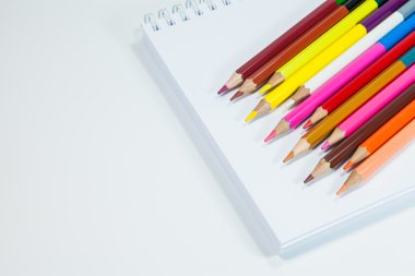 Beyaz arkaplanda renkli kalemler