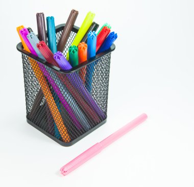 bir bardak beyaz bir arka plan üzerinde işaretleri