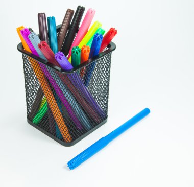 bir bardak beyaz bir arka plan üzerinde işaretleri