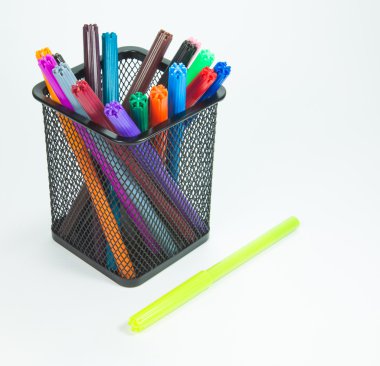 bir bardak beyaz bir arka plan üzerinde işaretleri