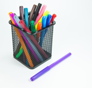 bir bardak beyaz bir arka plan üzerinde işaretleri