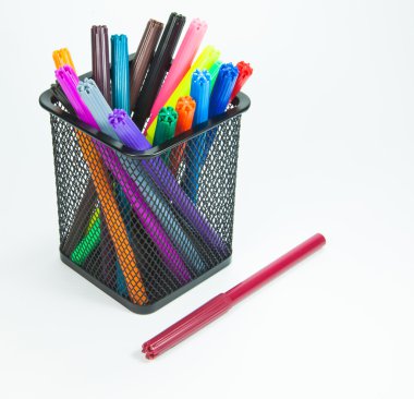 bir bardak beyaz bir arka plan üzerinde işaretleri