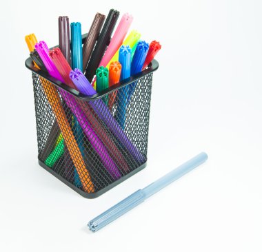 bir bardak beyaz bir arka plan üzerinde işaretleri