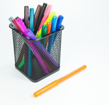 bir bardak beyaz bir arka plan üzerinde işaretleri