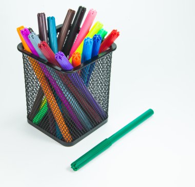 bir bardak beyaz bir arka plan üzerinde işaretleri