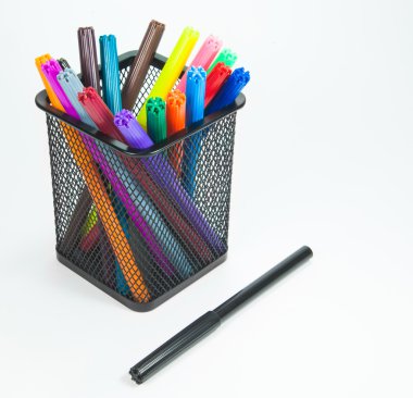 bir bardak beyaz bir arka plan üzerinde işaretleri