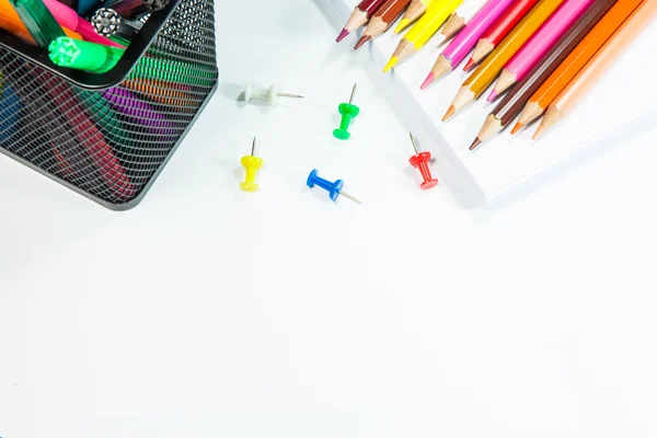Lápis coloridos e marcadores em um fundo branco — Fotografia de Stock