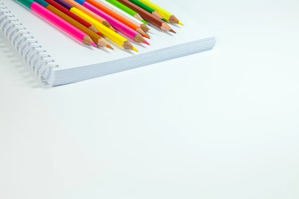 Buntstifte auf weißem Hintergrund — Stockfoto
