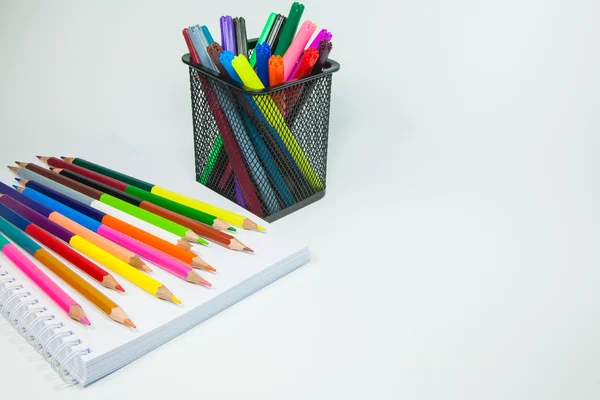 Lápices y marcadores de colores sobre un fondo blanco —  Fotos de Stock