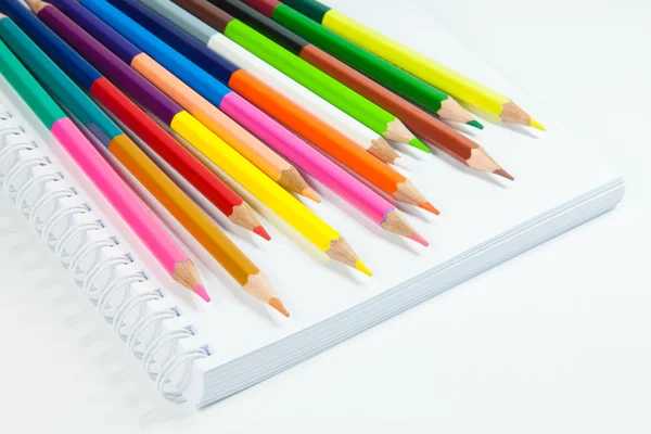 Lápis coloridos sobre um fundo branco — Fotografia de Stock