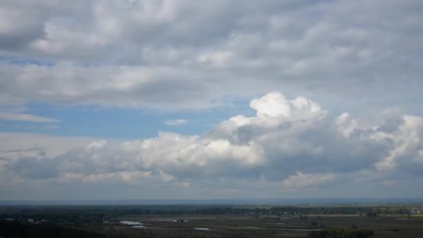 Движущиеся облака в небе — стоковое видео