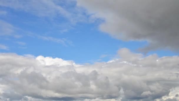 Wolken bewegen sich am Himmel — Stockvideo