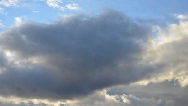 Rörliga moln på himlen — Stockvideo