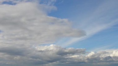 bulutlar gökyüzünde hareket