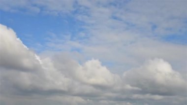 bulutlar gökyüzünde hareket