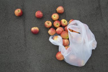 kaldırıma kırmızı elmalar