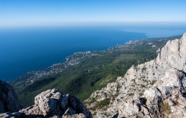 Yalta şehri, dağlar ve deniz manzarası. Kırım Cumhuriyeti, Ukrayna. 11 Eylül 2020 sabahı..