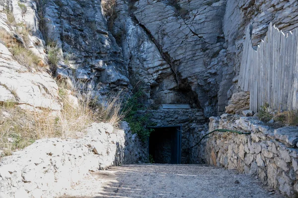 Entrada Para Caverna Yaltinskaya Montanha Petri República Crimeia Ucrânia Setembro — Fotografia de Stock