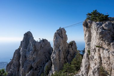El Petri dağının tepesinde, sabah güneşiyle aydınlanıyor. Kırım Cumhuriyeti, Ukrayna. Güneşli bir sabah 11 Eylül 2020,