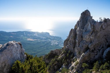 Yalta şehri, dağlar ve deniz manzarası. Kırım Cumhuriyeti, Ukrayna. 11 Eylül 2020 sabahı..