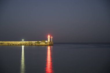 Ukrayna 'nın Kırım Cumhuriyeti Yalta şehrindeki bir deniz fenerinin kırmızı ışığı. 14 Eylül 2020 akşamı..