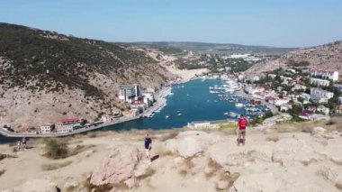 Ukrayna 'nın Kırım Cumhuriyeti' ndeki Balaklava Körfezi. Güneşli bir gün 23 Eylül 2020.