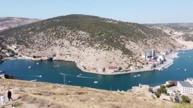 Rusya 'nın Kırım Cumhuriyeti' ndeki Balaklava Körfezi. Güneşli bir gün 23 Eylül 2020