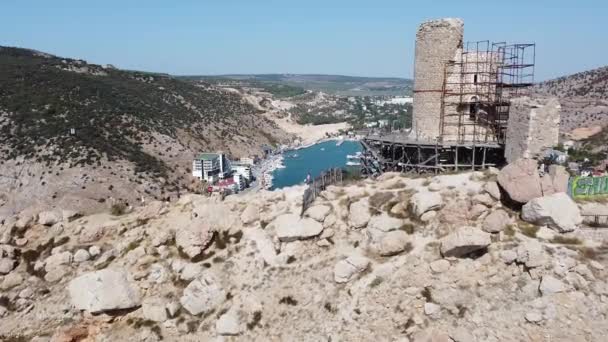 La fortezza di Cembalo e la baia di Balaklava, Balaklava, Repubblica del Crimea, Russia. Una chiara giornata di sole il 23 settembre 2020 — Video Stock
