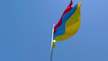 Ermenistan 'ın ulusal bayrağı mavi gökyüzüne karşı rüzgarda dalgalanıyor.