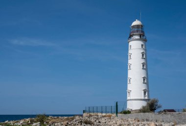 Sivastopol 'daki deniz fenerinde, Kırım Cumhuriyeti, Ukrayna. 24 Eylül 2020 'de güneşli bir gün.