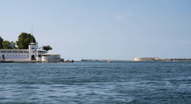 Ukrayna 'nın Kırım Cumhuriyeti, Sivastopol sahilindeki Konstantinovsky bataryasının müze ve sergi kompleksi. 24 Eylül 2020 'de güneşli bir gün.