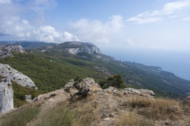 İlyas Kaya dağından deniz ve dağların panoramik manzarası. Foros Village, Kırım Cumhuriyeti, Ukrayna. Açık, güneşli bir günde 25 Eylül 2020.