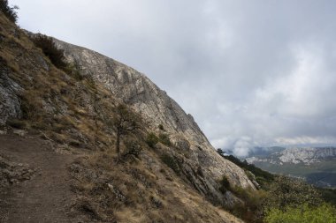 Bulutlarda İlyas Kaya Dağı, Ukrayna 'nın Kırım Cumhuriyeti' nin Laspi köyü yakınlarında. Bulutlu bir gün 25 Eylül 2020.