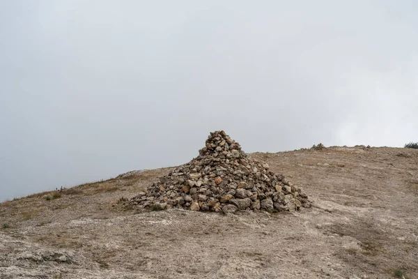 Zřícenina Kaple Eliáše Vrcholu Hory Iljas Kaya Pozadí Mraků Blízkosti — Stock fotografie