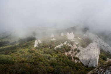 Güneş Tapınağı Ukrayna 'nın Kırım Cumhuriyeti' nin Laspi köyü yakınlarındaki İlyas Kaya Dağı yakınlarında. Bulutlu bir gün 25 Eylül 2020.