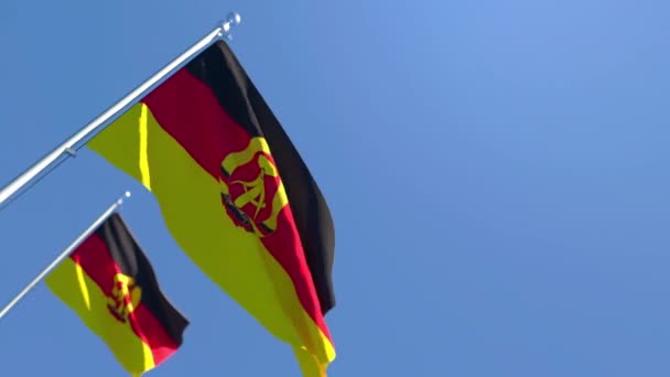 Державний прапор Німецької Демократичної Республіки віє на вітрі. — стокове відео
