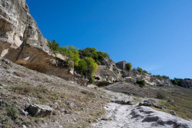 Ukrayna 'nın Kırım Cumhuriyeti' ndeki Chufut-Kale mağarası. Güneşli bir gün, 28 Eylül 2020.