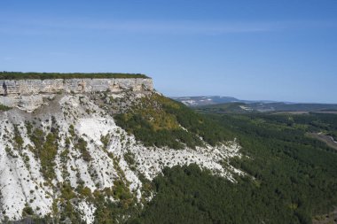 Ukrayna, Kırım Cumhuriyeti 'ndeki Chufut-Kale mağarasından panoramik dağ manzarası. Güneşli bir gün, 28 Eylül 2020.
