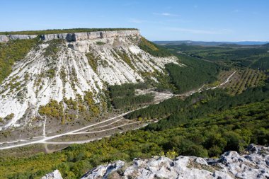 Ukrayna, Kırım Cumhuriyeti 'ndeki Chufut-Kale mağarasından panoramik dağ manzarası. Güneşli bir gün, 28 Eylül 2020.